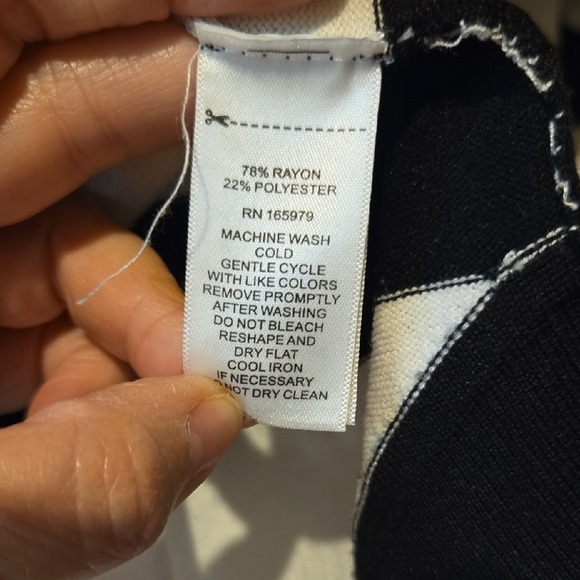 Cable & Gauge Black and White Striped Sweater With Buttons Down Back Size XL - Picture 9 of 9